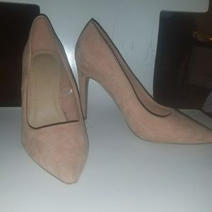 Sued pink pumps